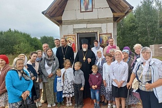 Епископ Леонид совершил освящение часовни в д. Хоромцы Октябрьского района и массовое таинство Крещения